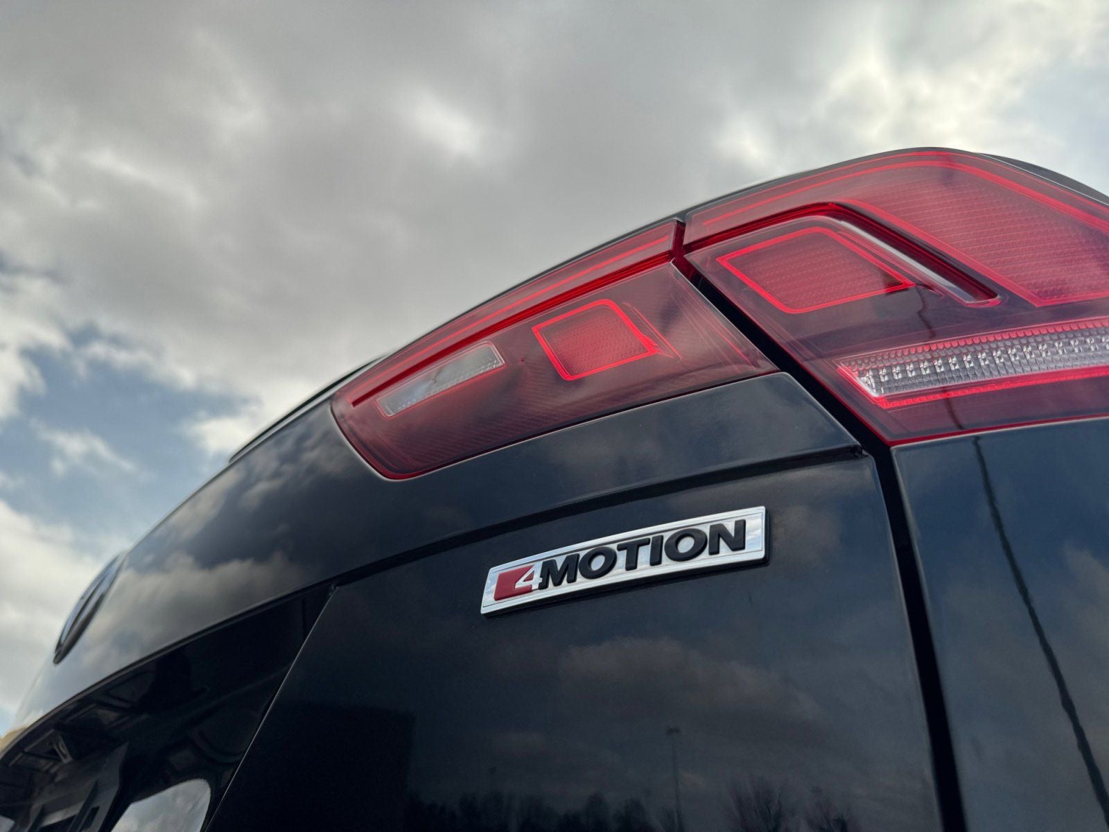 2020 Volkswagen Tiguan 2.0T SE R-Line Black 4Motion